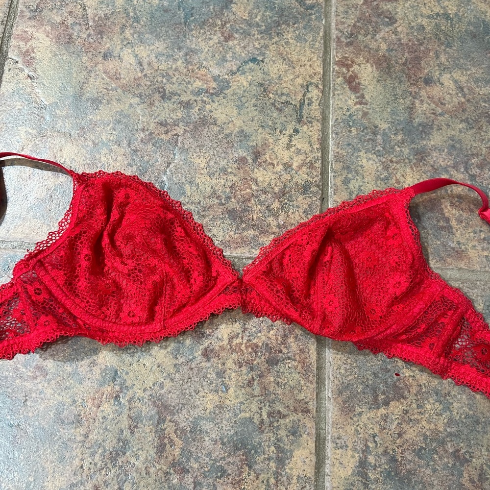 victorias secret | size large red lace bralette